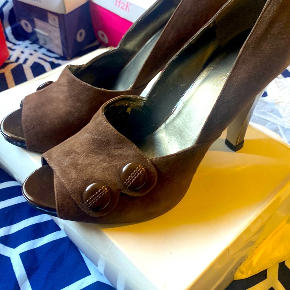 Sexy suede open toe dark brown heel. This is a any season wear.